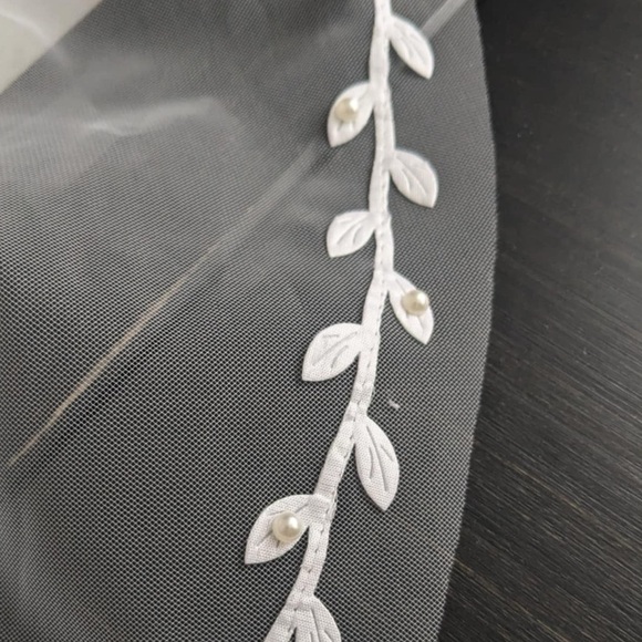 Long cathedral bridal wedding veil with embroidery and pearl details - Picture 5 of 5